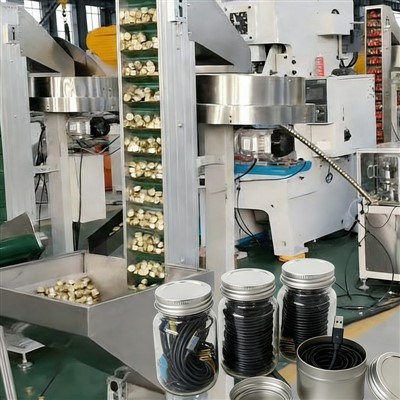 Výrobní linka se závitovým uzávěrem magnetického datového kabelu